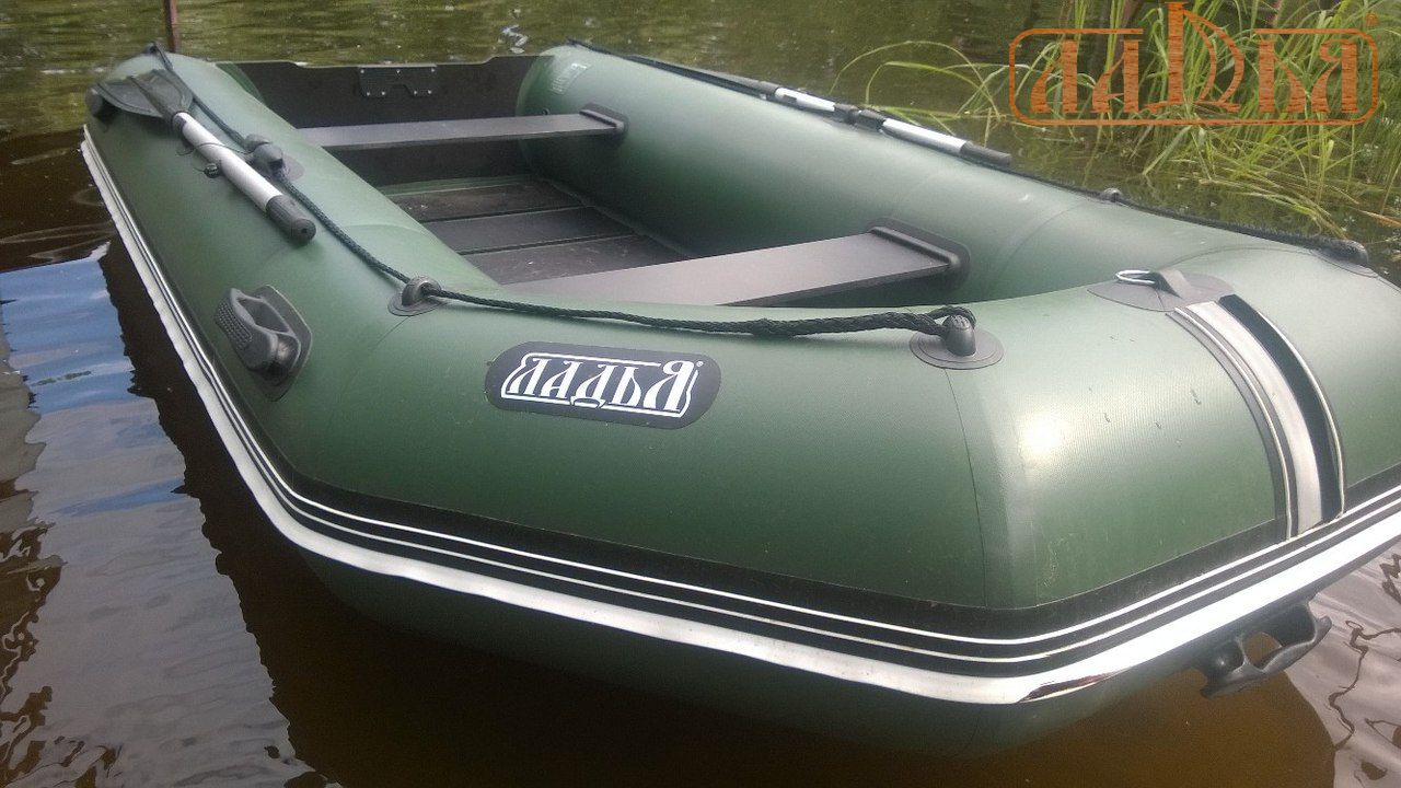 Моторний надувний човен Ладья ЛТ-310М зі сланевим килимком