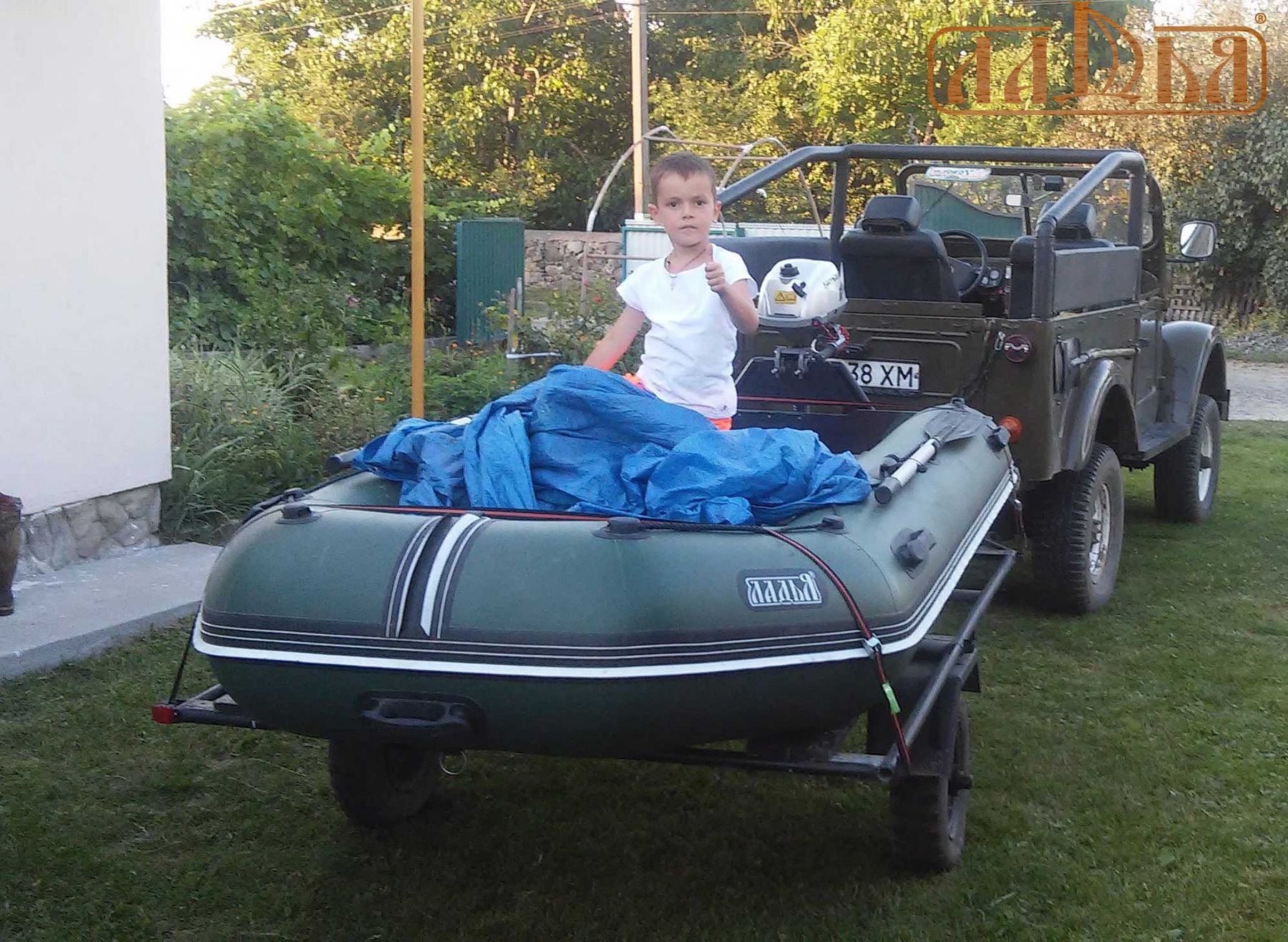 Моторний надувний човен Ладья ЛТ-330МЕ зі сланевим килимком