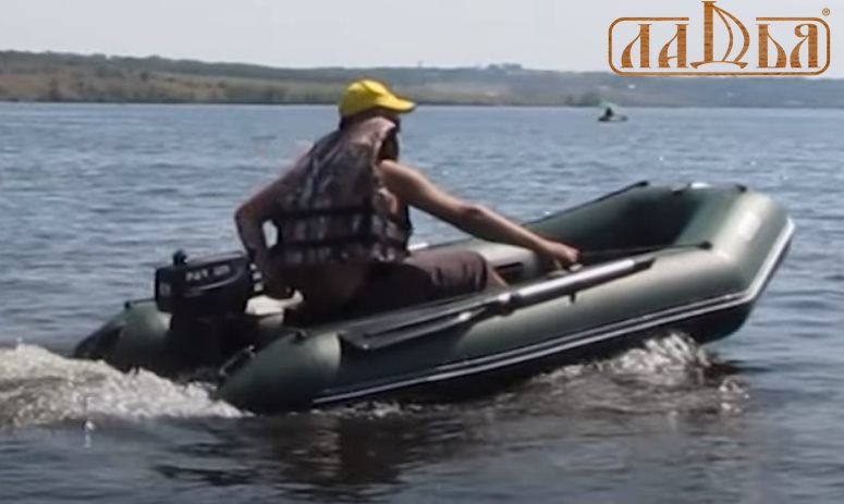 Моторний надувний човен Ладья ЛТ-290МЕ зі сланевим килимком