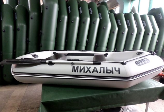 Надувний човен Ладья Міхалич із написом на високому балоні