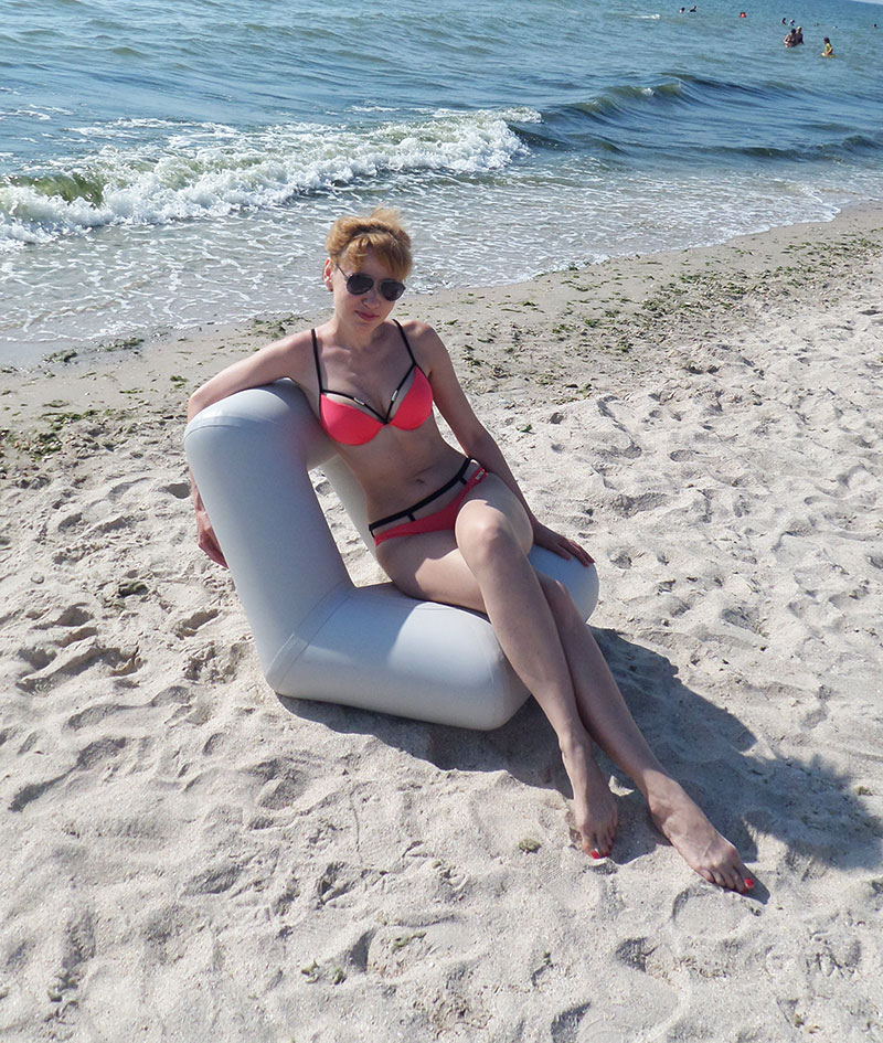 Море красива дівчина в купальнику - надувне крісло Ладья на пляжу