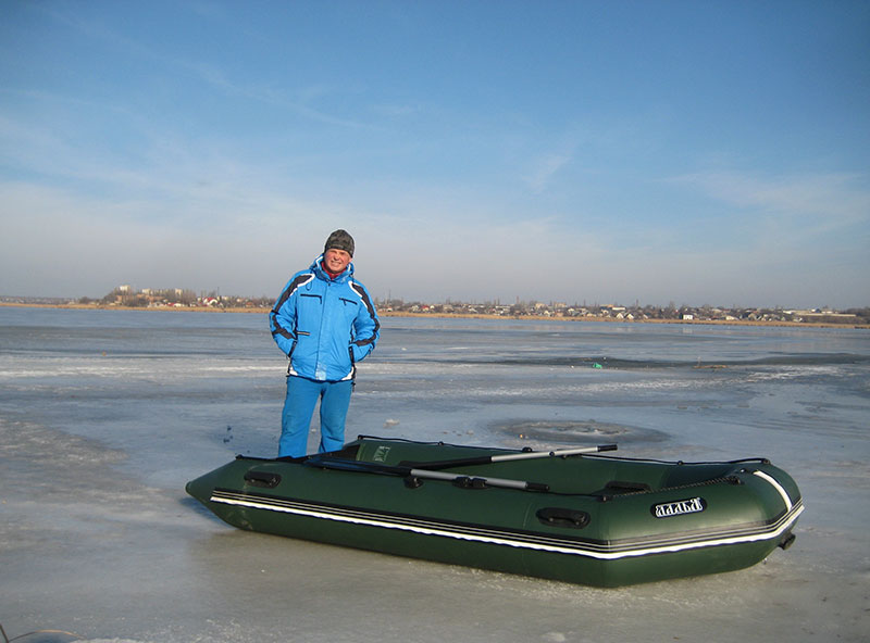 Надувная лодка Ладья на льду зимой - купить надежную моторную лодку